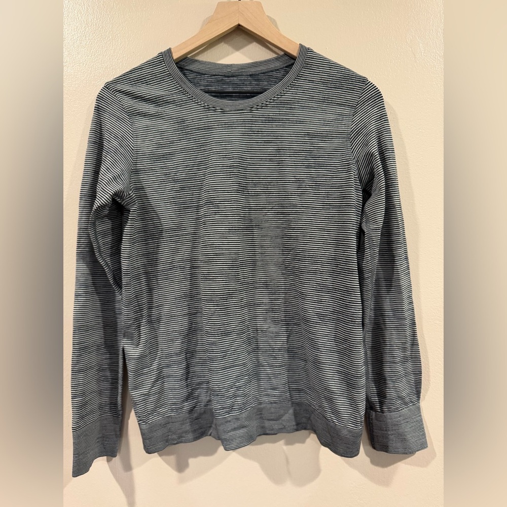 Lululemon Woman’s Striped Gray Black Top Great Condition